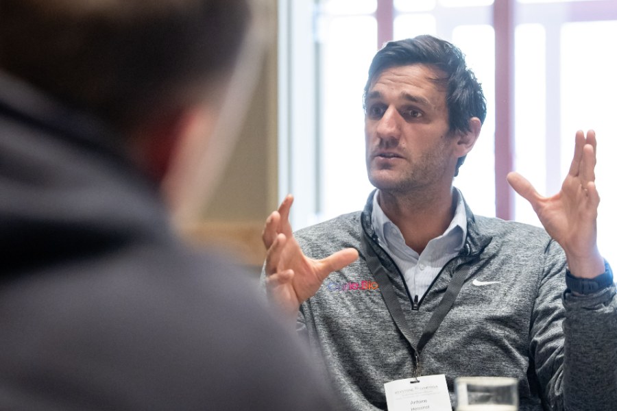 An industry attendee speaking during a session at a Keystone Symposia meeting